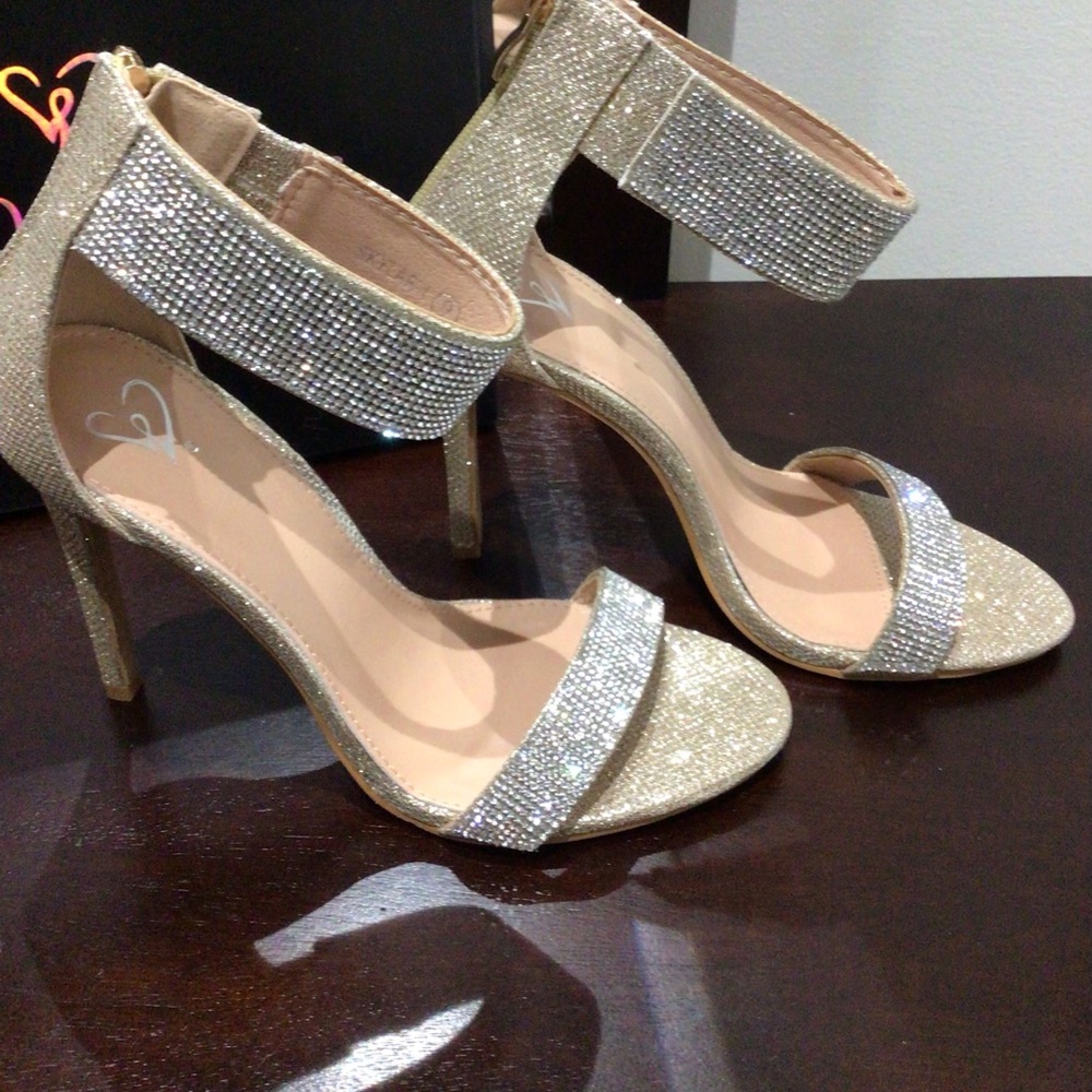 New never worn Skylar light gold dress heels